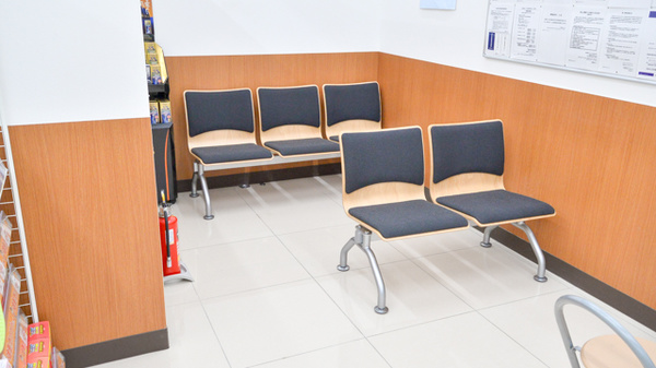 調剤薬局ツルハドラッグ伊丹中央店の待合スペース