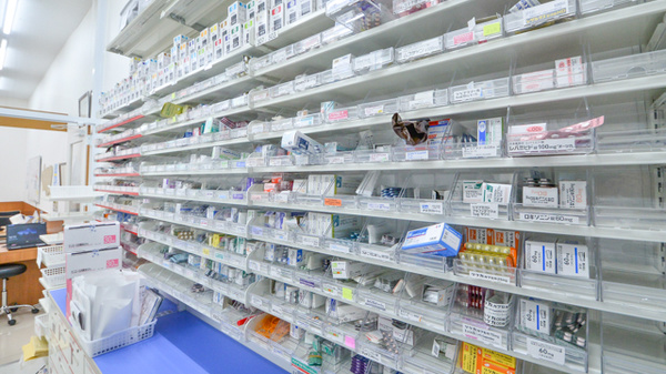 調剤薬局ツルハドラッグ伊丹中央店の薬棚