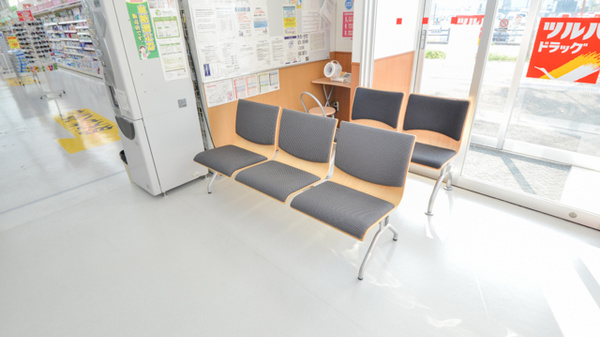 調剤薬局ツルハドラッグ田野店の待合スペース