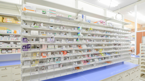 調剤薬局ツルハドラッグ田野店の薬棚