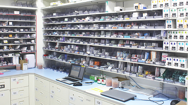 薬局くすりの福太郎新鎌ヶ谷店の薬棚