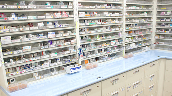 コスモ調剤薬局楯岡店の薬棚
