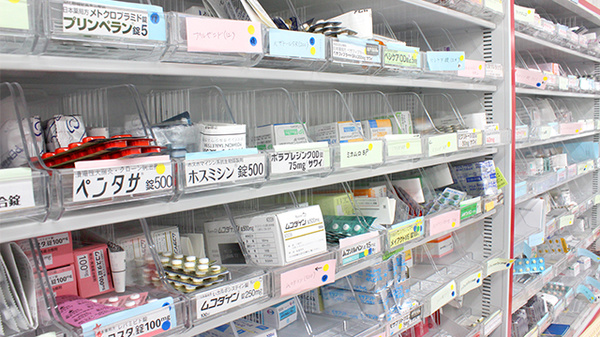 コスモファーマ薬局ひたち野店の薬棚