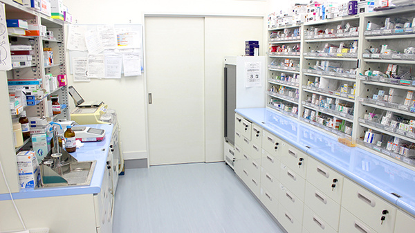 つくし薬局　向町店の調剤室