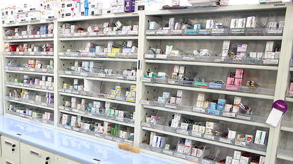 つくし薬局　向町店の薬棚
