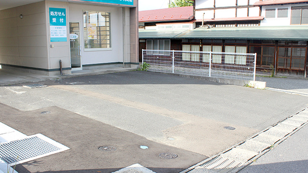 つくし薬局　向町店の駐車場