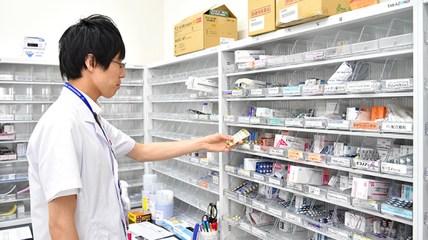 いちえ薬局　中小森店の作業風景