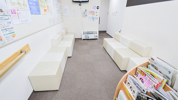 ナカジマ薬局　医大前店の待合スペース