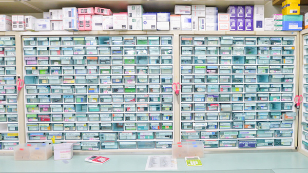 ナカジマ薬局　医大前店の薬棚