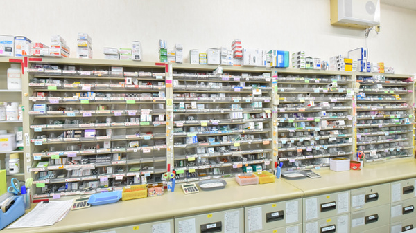 みらくる薬局医大前店の薬棚