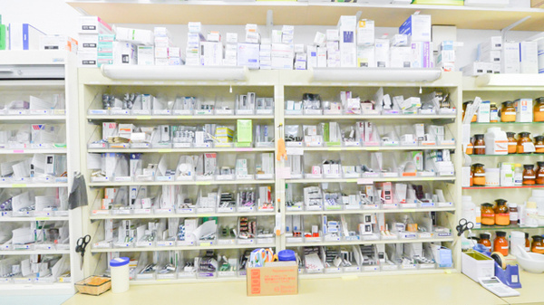 伏古メディカル薬局（ナカジマ薬局グループ）の薬棚