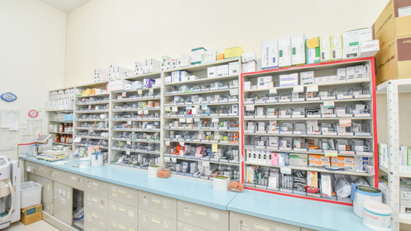 サツドラ薬局　篠路店の薬棚