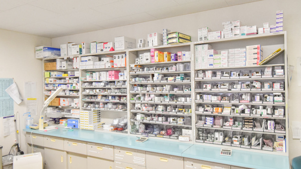 サツドラ薬局江別店の薬棚