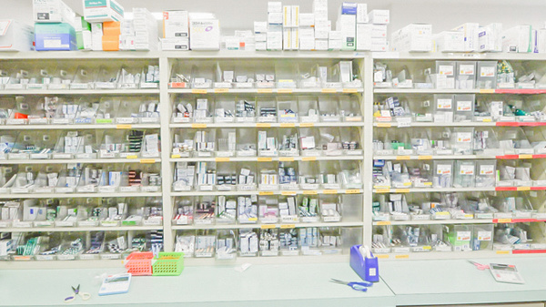 ナカジマ薬局　桑園店の薬棚