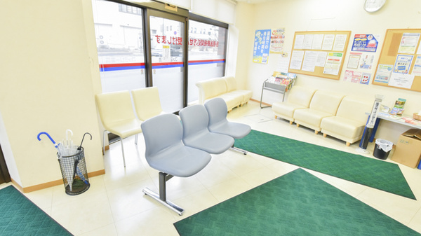 サツドラ薬局　二十四軒店の待合スペース