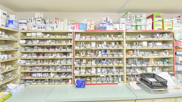 サツドラ薬局　二十四軒店の薬棚