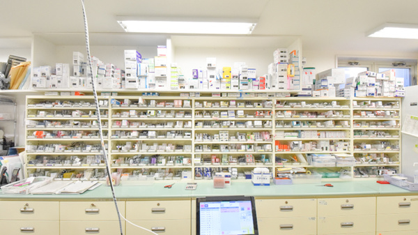 サツドラ薬局北３３条店の薬棚
