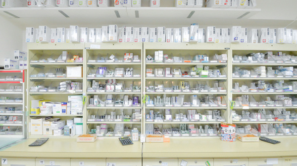 琴似メディカル薬局（ナカジマ薬局グループ）の薬棚
