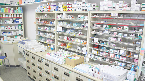 おもと薬局石川店の薬棚