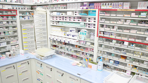 おもと薬局セカンド石川の薬棚