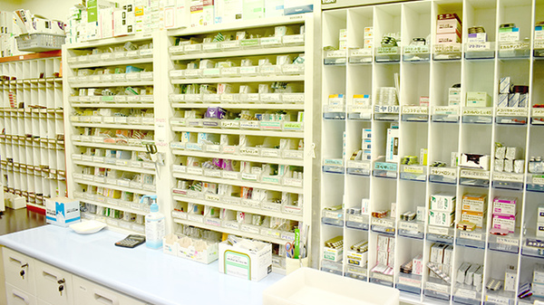 仁木調剤薬局の薬棚
