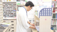 こじま薬局の作業風景