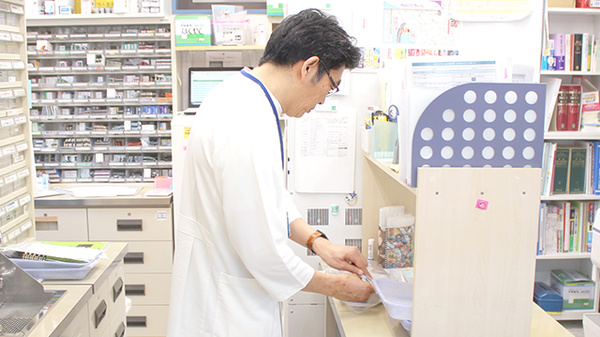 こじま薬局の作業風景