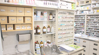 こじま薬局の薬棚