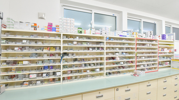 クローバー薬局登別店の薬棚