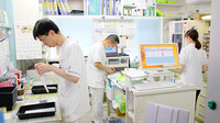 まつもと薬局自由が丘店の作業風景