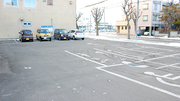 まつもと薬局西６条店の駐車場