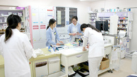 まつもと薬局フロンティア店の作業風景