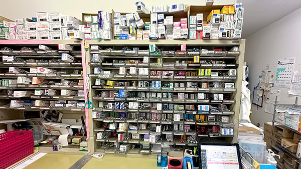 ファーマシーサエキの薬棚
