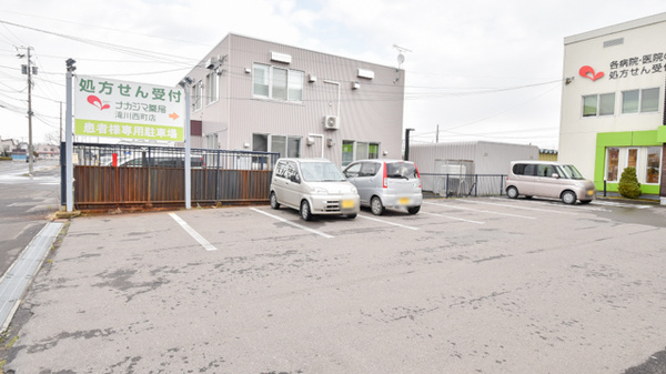 ナカジマ薬局　滝川西町店の駐車場