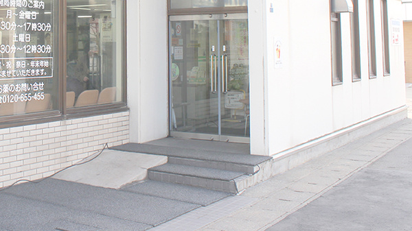青森調剤薬局の入口