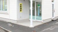 ふたば調剤薬局の入口