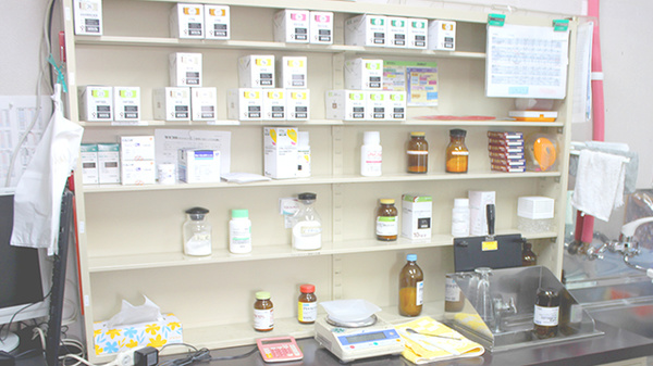 サン調剤薬局 八重田店の薬棚