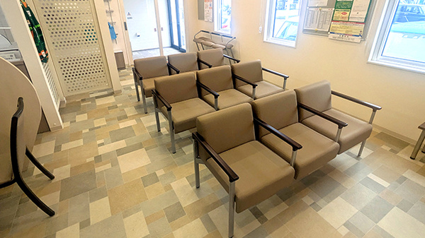 サン調剤薬局 ベイブリッジ店の待合スペース