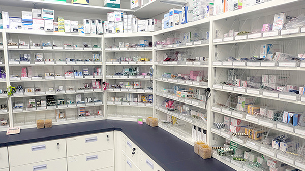 サン調剤薬局 ベイブリッジ店の薬棚