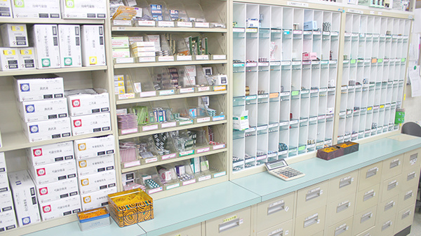 テック調剤薬局泉川店の薬棚