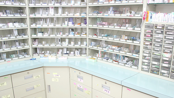 サン調剤薬局 虹ヶ丘店の薬棚