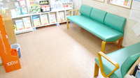 すずらん調剤薬局勝田店の待合スペース