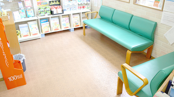 すずらん調剤薬局勝田店の待合スペース