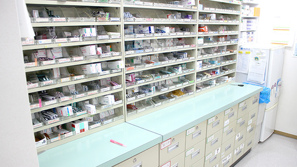 すずらん調剤薬局勝田店の薬棚