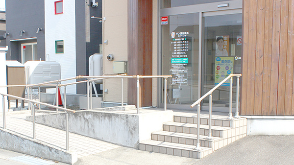 サン調剤薬局 東バイパス店の入口