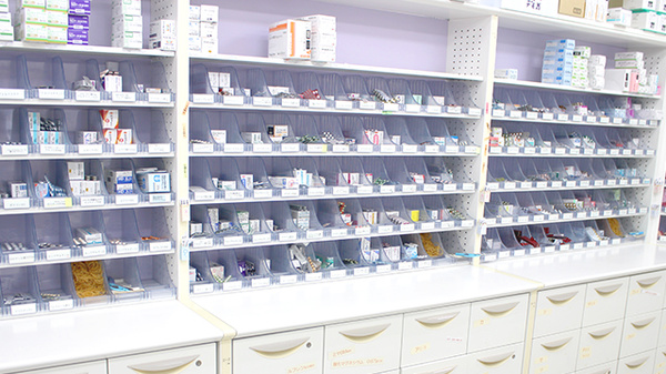 サン調剤薬局 東バイパス店の薬棚