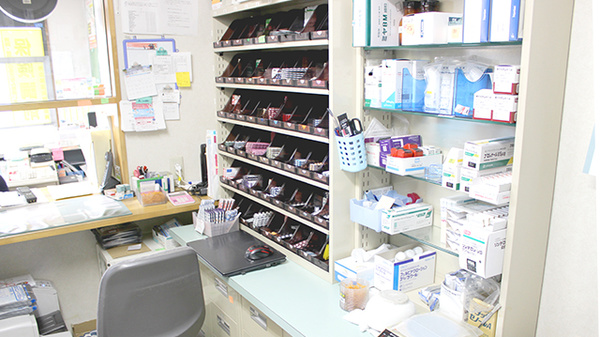 浪岡調剤薬局の薬棚