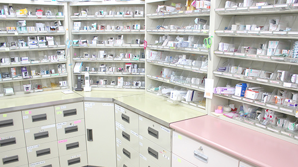 サン調剤薬局 八ッ橋店の薬棚