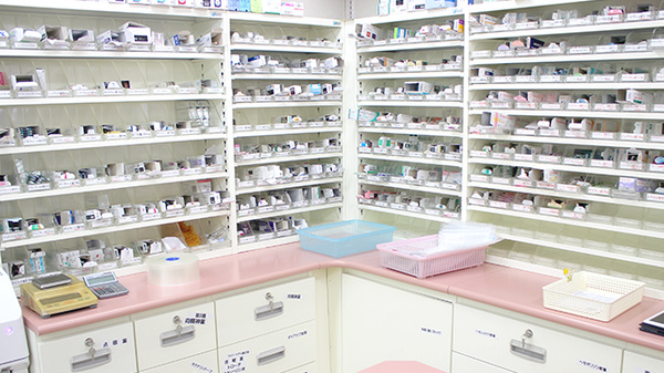 サン調剤薬局 桂木店の薬棚