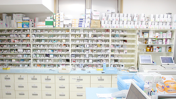 すずらん調剤薬局沖館店の薬棚